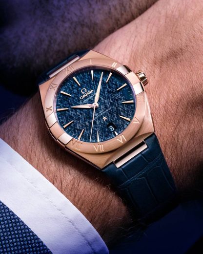 Omega Constellation 39 mm, ouro Sedna™ em bracelete de pele 131.53.39.20.03.001 - Image 4