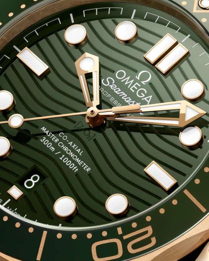 Omega Seamaster Diver 300M 42 mm, ouro Moonshine™ em bracelete de borracha 210.62.42.20.10.001 - Image 4