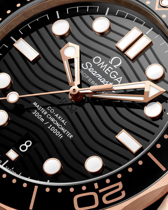 Omega Seamaster Diver 300M 42 mm, ouro Sedna™ em bracelete de borracha 210.62.42.20.01.002 - Image 4