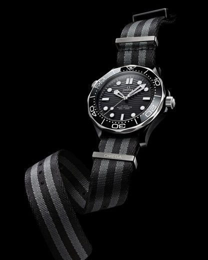 Omega Seamaster Diver 300M 43,5 mm, cerâmica preta em bracelete NATO 210.92.44.20.01.002 - Image 3