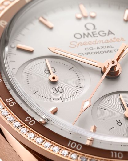 Omega Speedmaster 38 38 mm, ouro Sedna™ em bracelete de pele 324.68.38.50.02.003 - Image 3