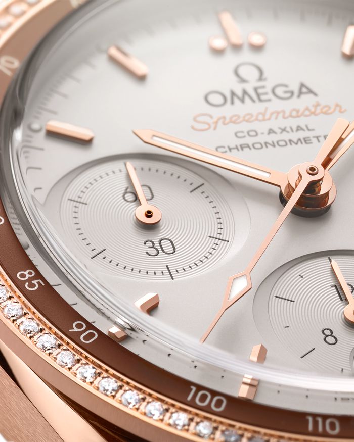 Omega Speedmaster 38 38 mm, ouro Sedna™ em bracelete de pele 324.68.38.50.02.003 - Image 3